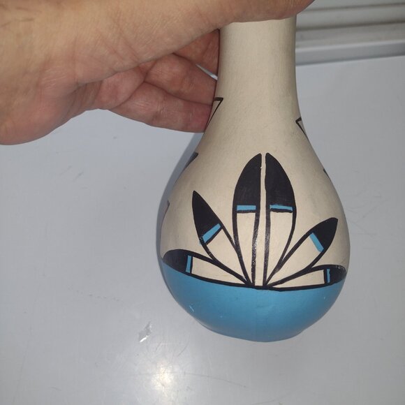 Native American hand-painted pottery, flower, Bud vase - Picture 5 of 5